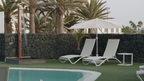 Zona-Para-Tomar-El-Sol-Con-Piscina-En-El-Hotel