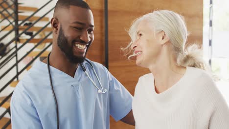 Vídeo-De-Un-Feliz-Médico-Afroamericano-Cuidando-A-Una-Anciana-Caucásica