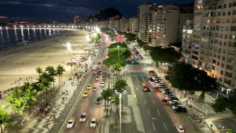 Tráfico-Nocturno-En-La-Playa-De-Copacabana-En-Río-De-Janeiro,-Brasil