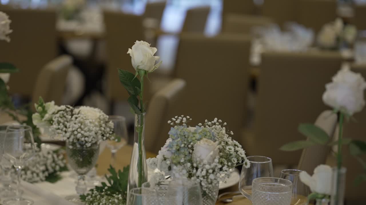 Elegante montaje de mesa para bodas con rosas y cristalería decorativa