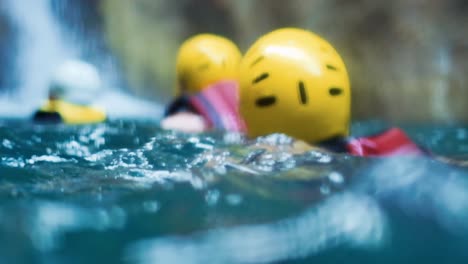 Los-Turistas-Disfrutan-Del-Rafting-En-El-Río-De-Montaña-Que-Fluye-A-Través-De-Un-Cañón