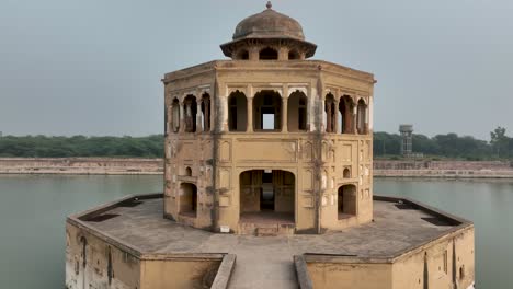 zoom out vista de perfil del parque hiran minar con agua en el fondo en punjab, pakistán