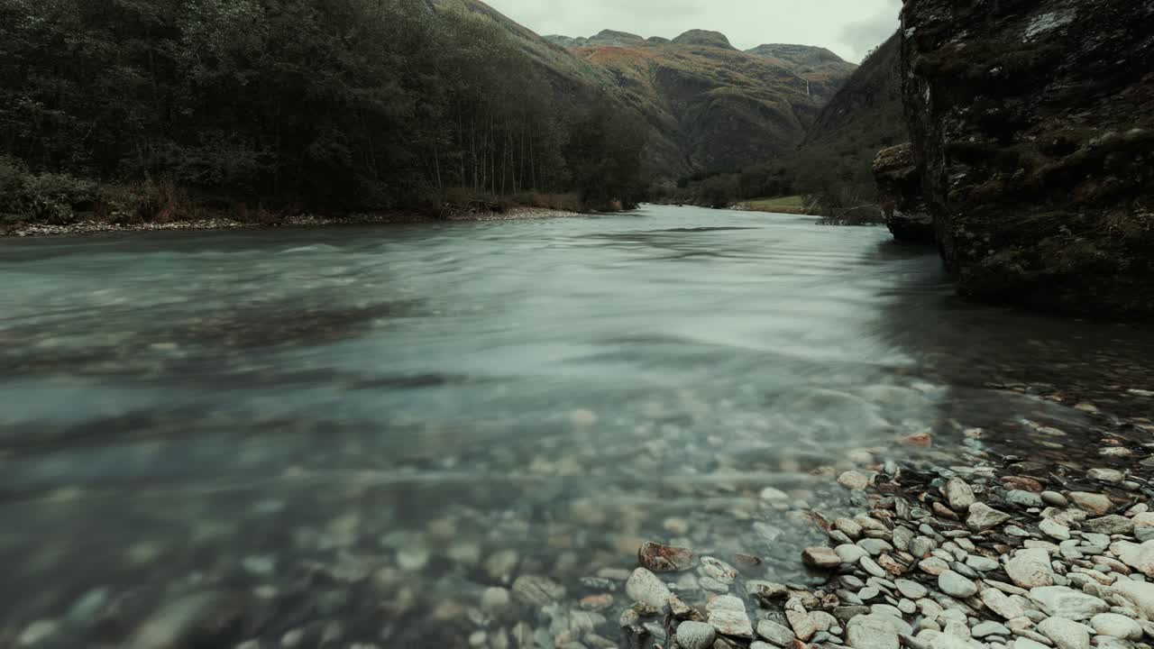 Video time-lapse di un fiume di montagna nella Norvegia occidentale in autunno.