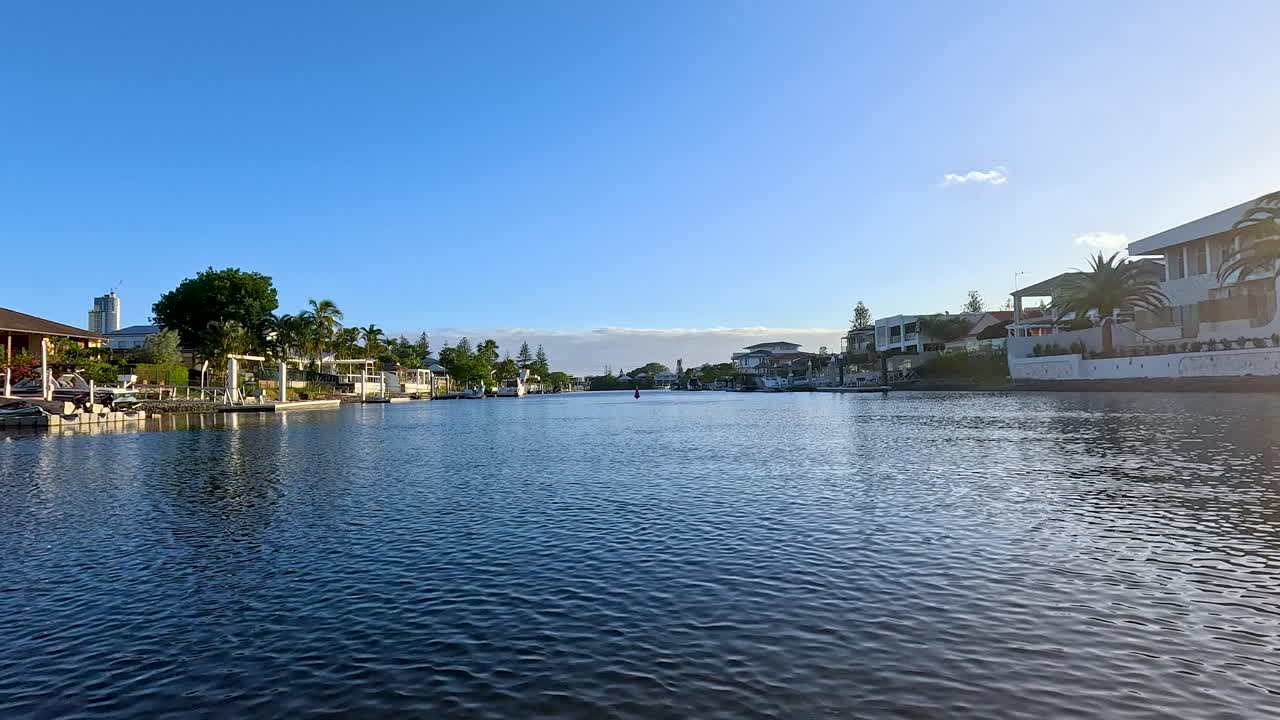 골드 코스트 운하를 가로질러 경치 좋은 보트 여행