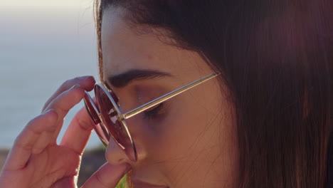 Primer-Plano-Retrato-Hermosa-Mujer-Con-Gafas-De-Sol-Disfrutando-De-La-Vista-Relajándose-En-Las-Vacaciones-De-Verano-Mirando-El-Sol-Al-Aire-Libre-Contemplando-El-Viaje