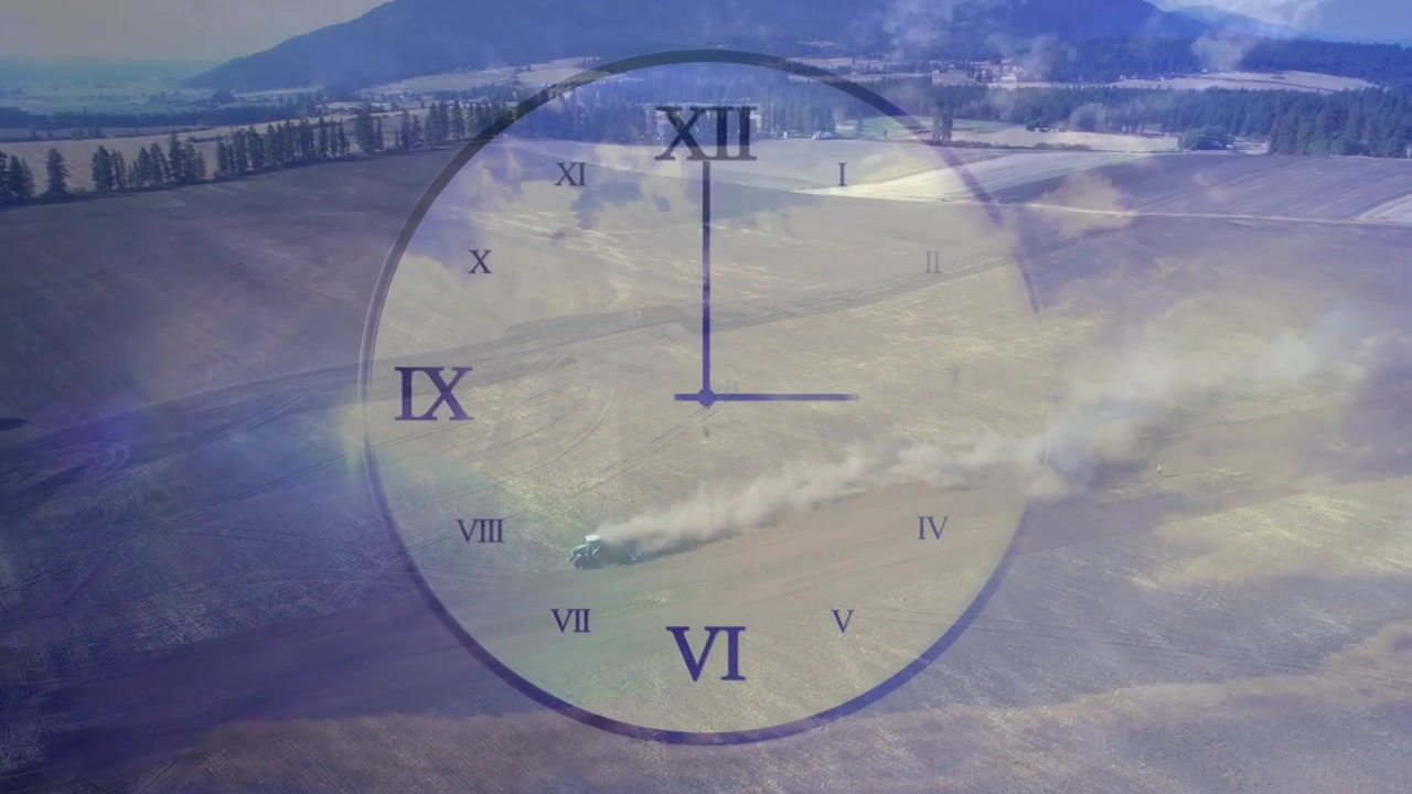 Avião entrando no canto superior esquerdo, mantendo o relógio girando enquanto um avião agrícola pulveriza os campos, mostrando a passagem do tempo.