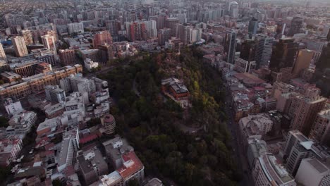 Hohe-Luftaufnahme,-Die-über-Den-Hügel-Von-Santa-Lucia-Fliegt,-Umgeben-Von-Einem-Riesigen-Hochhaus-stadtbild