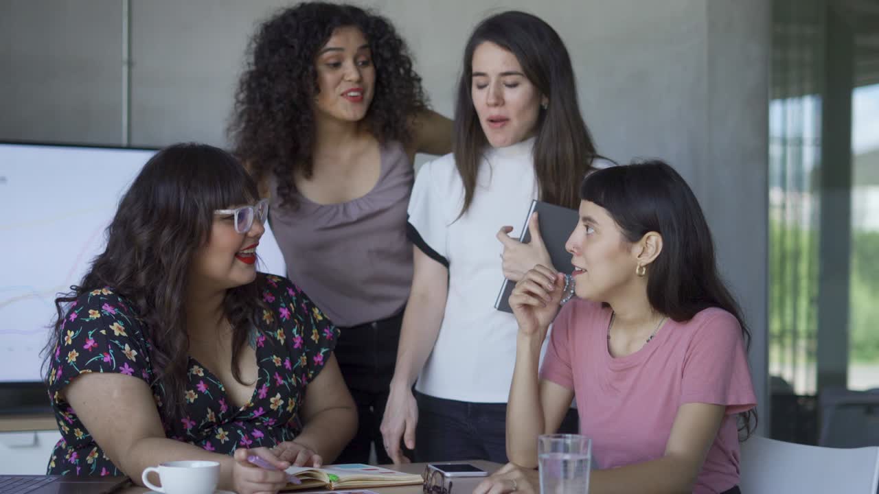 equipo de negocios amistoso compuesto únicamente por mujeres