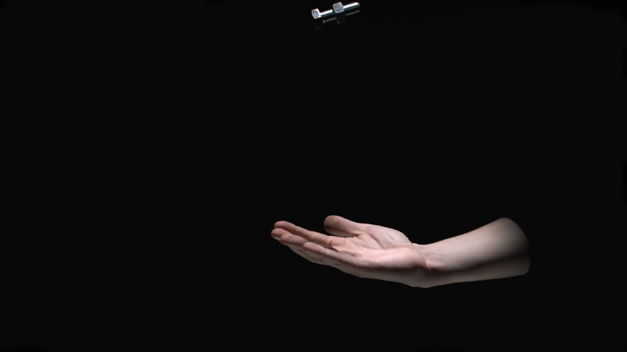 손으로 볼트를 던지는 남자