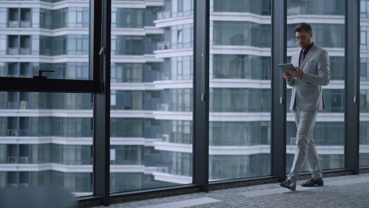 태블릿을 사용하는 집중된 기업가