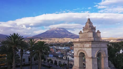 arequipa campanario catedral y volcán drone