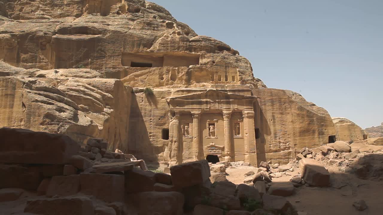 antiguo templo a través de las rocas, tiro de muñeco