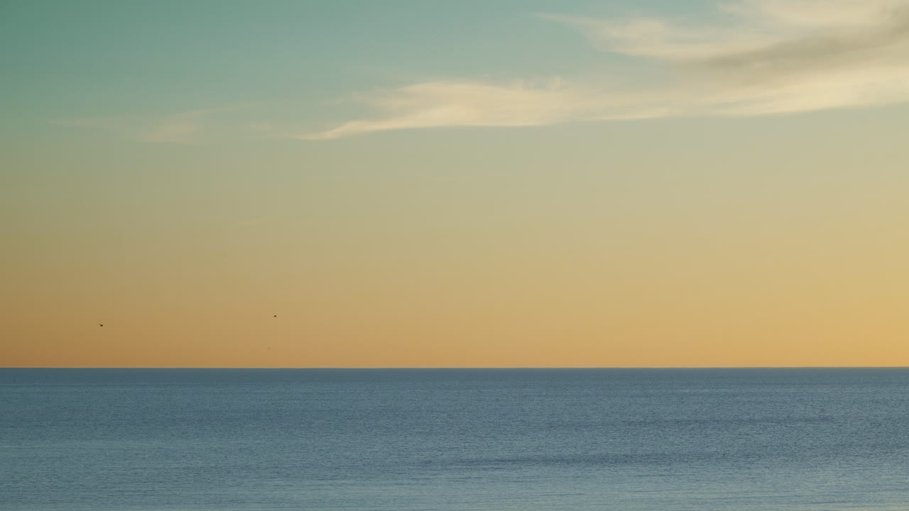 tranquilo mar azul tropical vacío al atardecer en verano, posibilidad remota