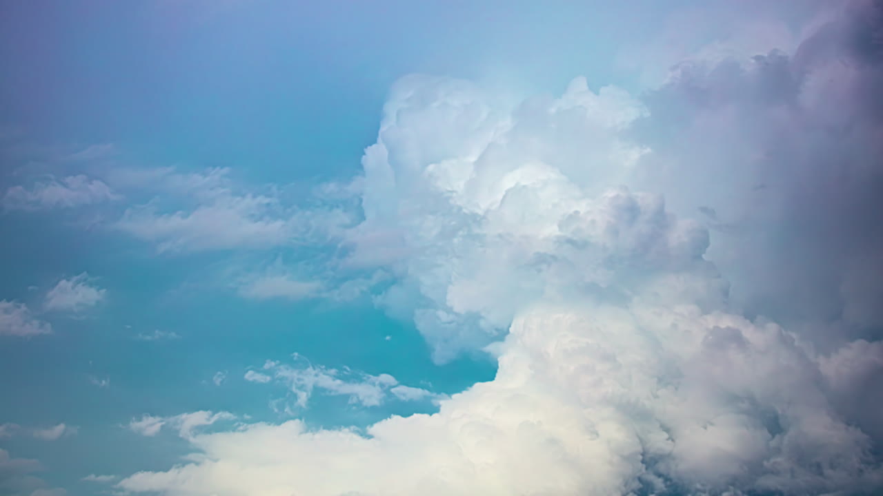 파란 하늘에서 거대한 구름이 움직이고 모양을 바꾸는 놀라운 시간 흐름
