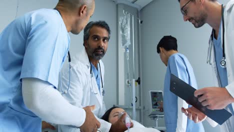 Grupo-De-Médicos-Trabajando-Juntos-En-Un-Paciente-En-La-Cama-De-Un-Hospital-4k