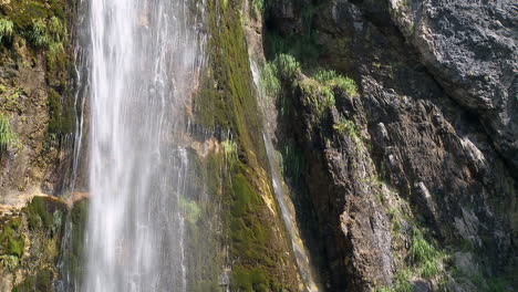 Toma-De-Una-Cascada-En-El-Parque-Nacional-Theti-En-Albania