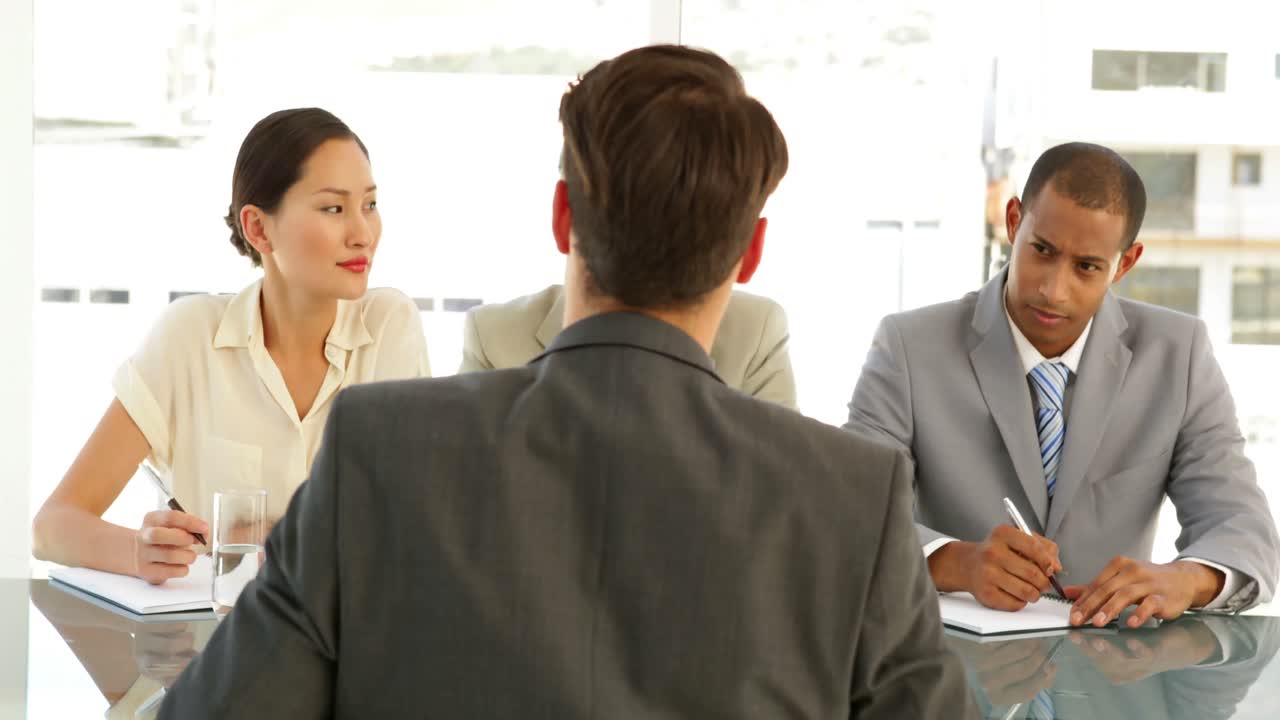 패널 에 의해 인터뷰 되고 있는 사업가