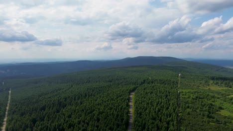 Zeitraffer,-Während-Die-Kamera-über-Den-Bergen-Rotiert,-Mit-Blick-Auf-Weitere-Berge-Und-Täler-Am-Horizont