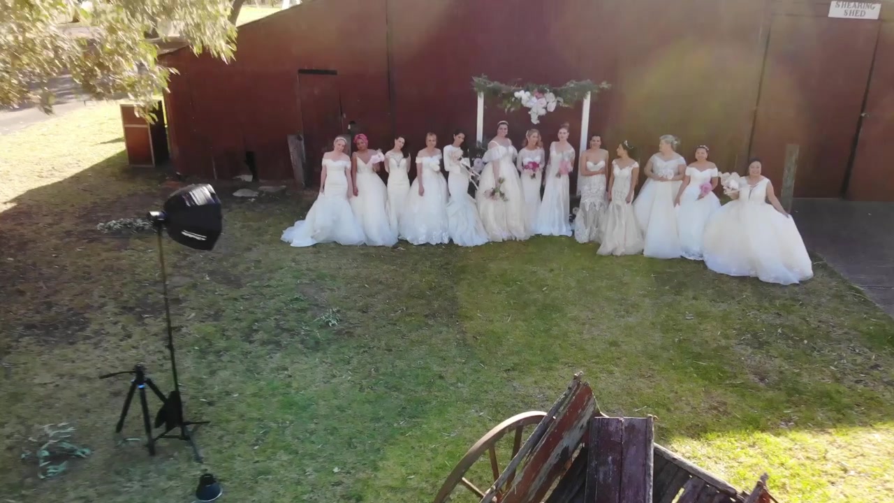 Ripresa aerea di 13 spose in abiti da sposa in un ambiente rurale per un servizio fotografico in 'stile Vogue' - drone - 4K, 24fps