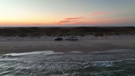 Ozeanwellen-Und-Wohnmobil-Geparkt-Am-Sandufer-Von-Padre-Island,-Texas,-Usa---Luftdrohnenaufnahme