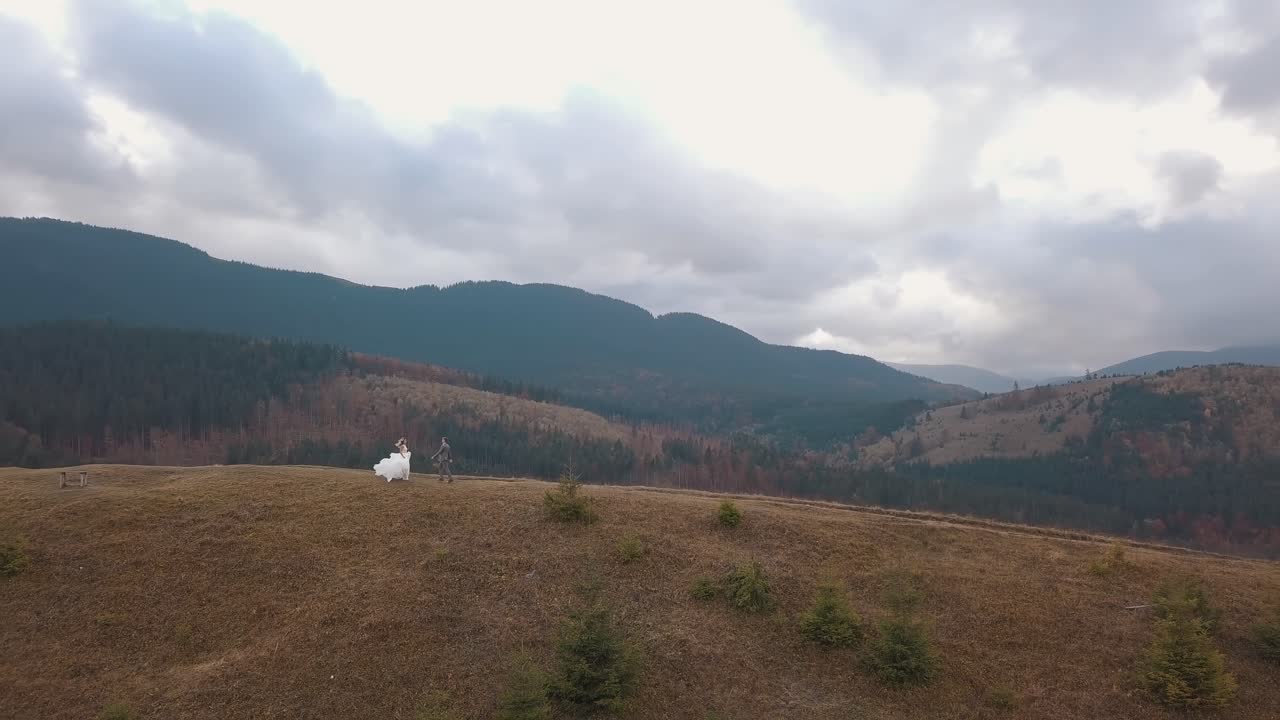 신랑 과 신부 가 산 꼭대기 에서 포즈 를 취 하고 있다