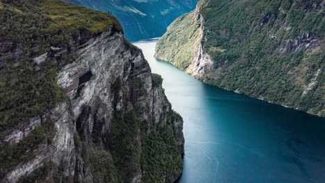 Vista-Aérea-Del-Magnífico-Fiordo-De-Geiranger