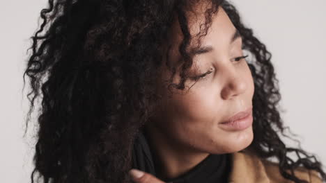 una mujer afroamericana sonriendo a la cámara.