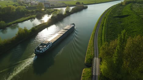 vista aérea de una casa flotante en un río cerca de un campo en clairmarais, francia