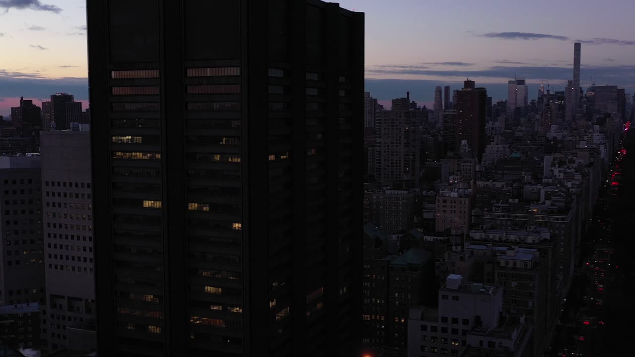 새벽 블루 아워에 어퍼 이스트 사이드를 바라보며 뉴욕 할렘 지역을 드론 슬라이드