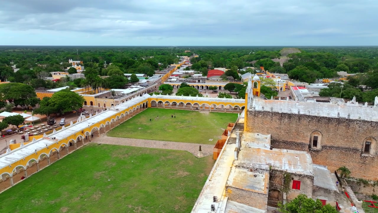 Vista aerea del vasto atrio verde e dei portici gialli del Convento di Sant'Antonio da Padova a Izamal, Yucatan, Messico.