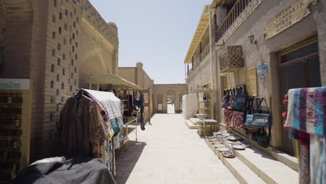 Punto-De-Vista-De-Una-Persona-Con-Bazar-En-Cada-Rincón-Del-Establecimiento-En-El-Casco-Antiguo-De-Khiva,-Uzbekistán.