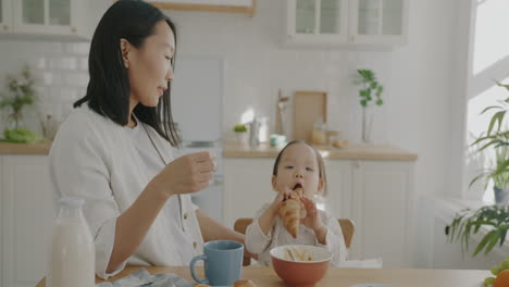 어머니 와 딸 이 함께 아침 식사를 즐기고 있다