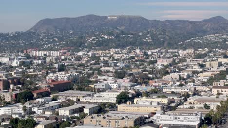 aéreo volando sobre el vecindario de east hollywood con el signo de hollywood en el fondo