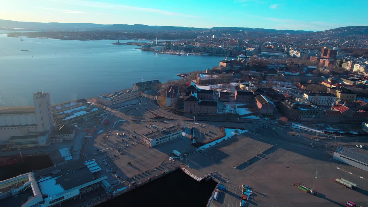 Toma aérea giratoria de dron de Oslo sobre la zona portuaria a lo largo de la costa en Noruega durante la mañana
