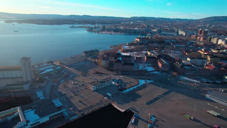 drone aéreo de oslo rodando sobre el área del puerto a lo largo de la costa de noruega durante la mañana