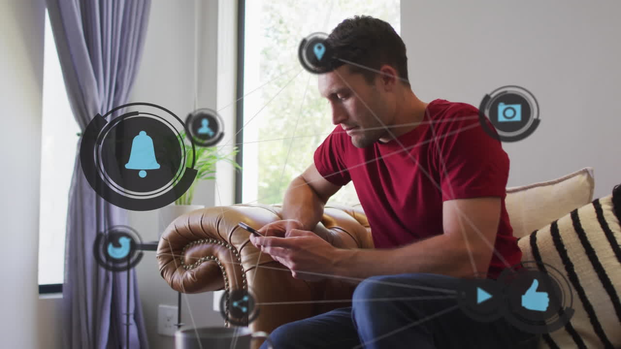 animación del procesamiento de datos de las redes sociales sobre un empresario caucásico que usa un teléfono inteligente