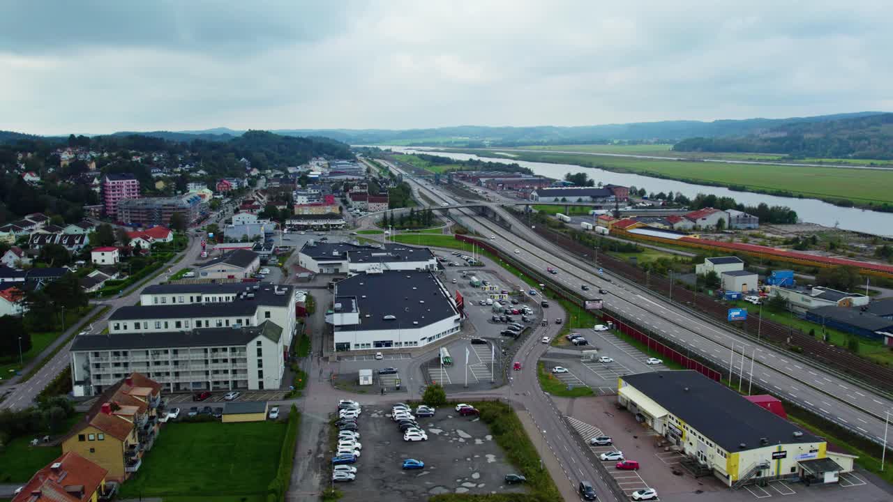 Älvängenin kaupunkimaisema ja Eurooppatie E45 Göteborgin pohjoispuolella – Drone-ilmakuva