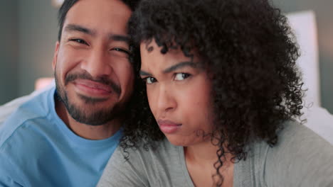 cara cómica, selfie y pareja divertida enamorada