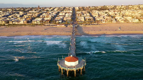 toma aérea de la playa de manhattan, california, estados unidos