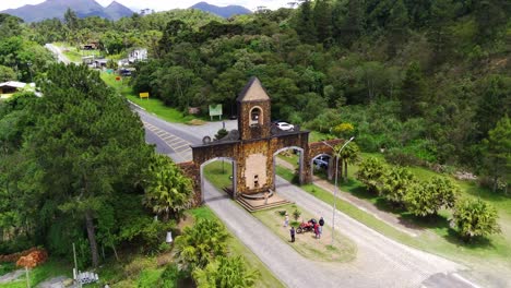 la carretera conecta la costa con el campo y está llena de estructuras antiguas
