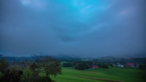 Timelapse-En-Un-Remoto-Paisaje-Rural-Brumoso-En-Un-Inquietante-Día-Nublado