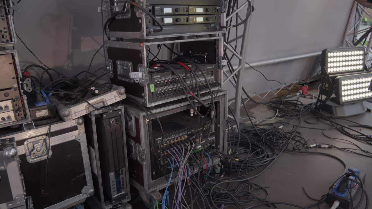 preparación del escenario para un evento de música en vivo