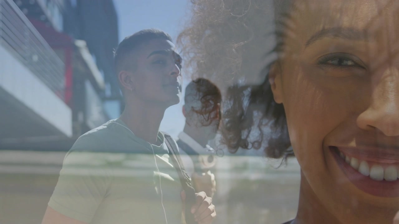 Lachende vrouw met drankje, mannen lopen en passen tas aan op de oever, dubbele belichting die gezicht en straatreclame samenvoegt