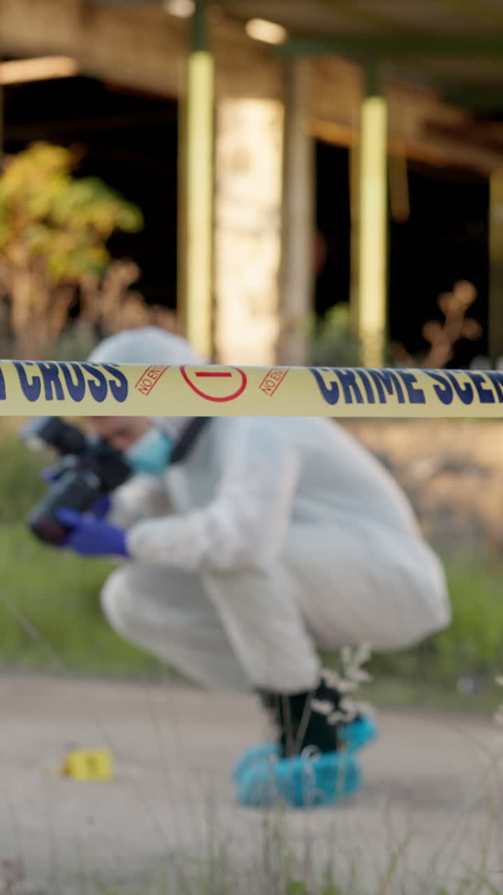 Investigación de la escena del crimen: Un fotógrafo forense documenta pruebas en el lugar del suceso.