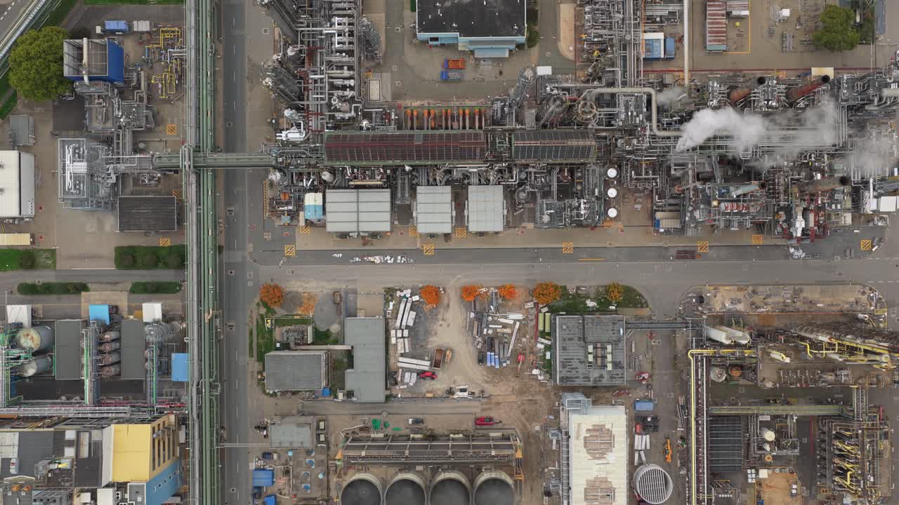 Vista Aérea Zenital de uma Grande Fábrica Química Industrial