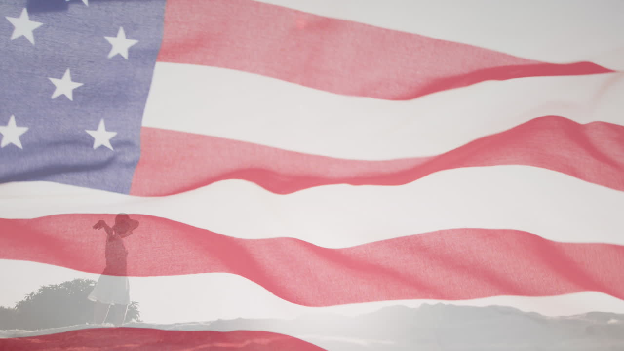 animación de agitar la bandera de américa sobre una mujer afroamericana bailando en una playa soleada
