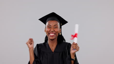 Mujer-Negra-Emocionada,-Graduación