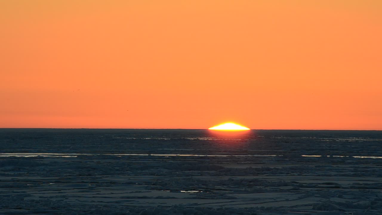 夕方の撮影。海に沈む夕日。