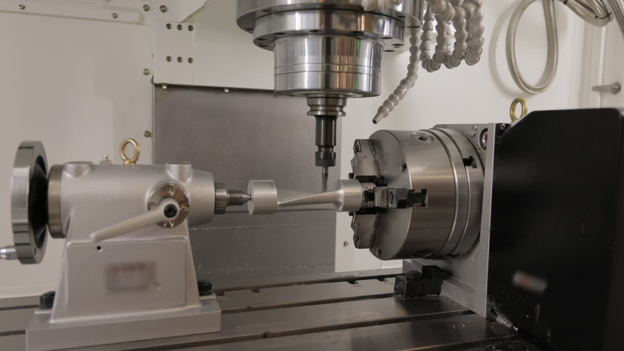 lavorazione dei metalli macchina di fresatura cnc. taglio del metallo tecnologia di lavorazione moderna.