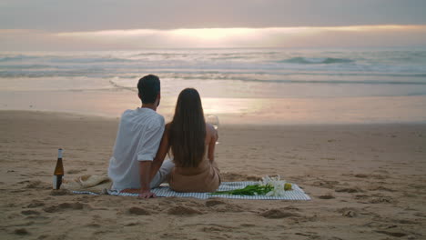 familia tierna viendo el horizonte del mar en vacaciones. pareja que se une verticalmente video